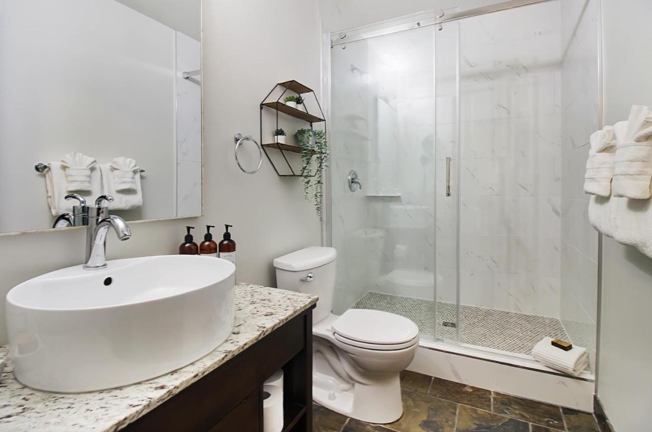 Outstanding Mountain Condo Waterslide And Hot Tub Managed By Little Sister Getaways Canmore Szoba fotó