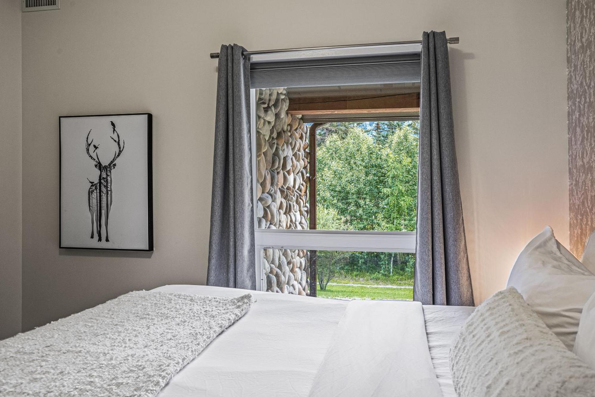 Outstanding Mountain Condo Waterslide And Hot Tub Managed By Little Sister Getaways Canmore Kültér fotó