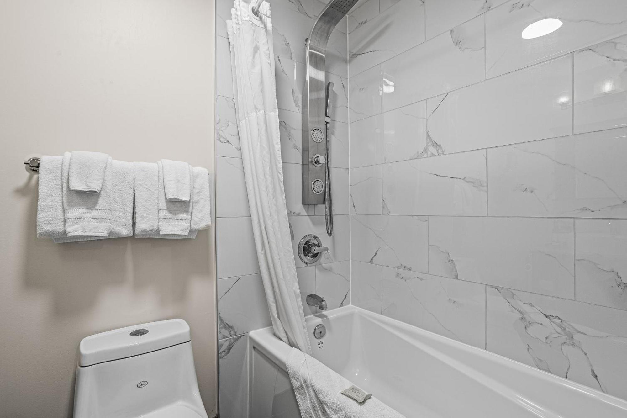 Outstanding Mountain Condo Waterslide And Hot Tub Managed By Little Sister Getaways Canmore Kültér fotó