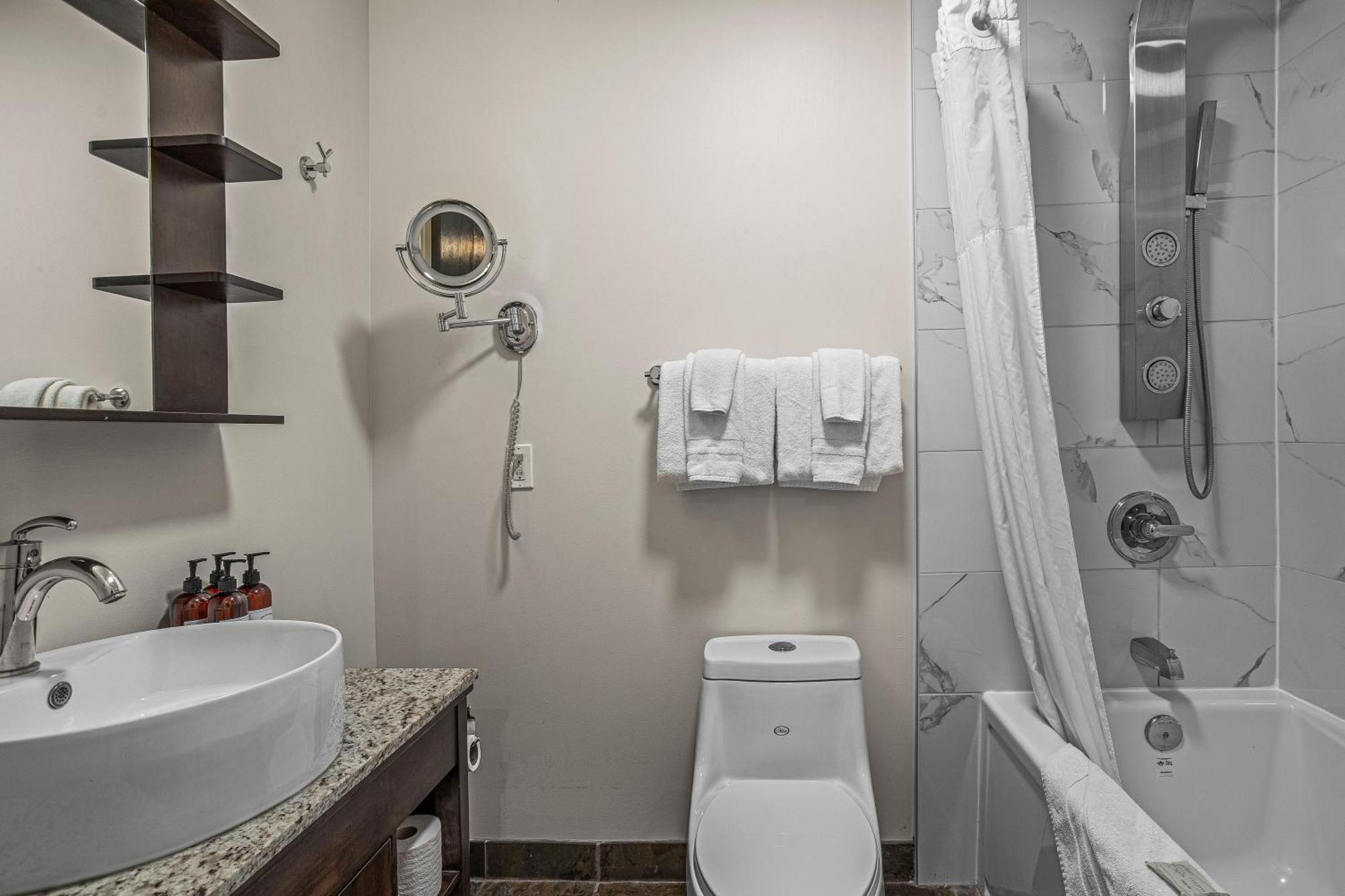 Outstanding Mountain Condo Waterslide And Hot Tub Managed By Little Sister Getaways Canmore Kültér fotó