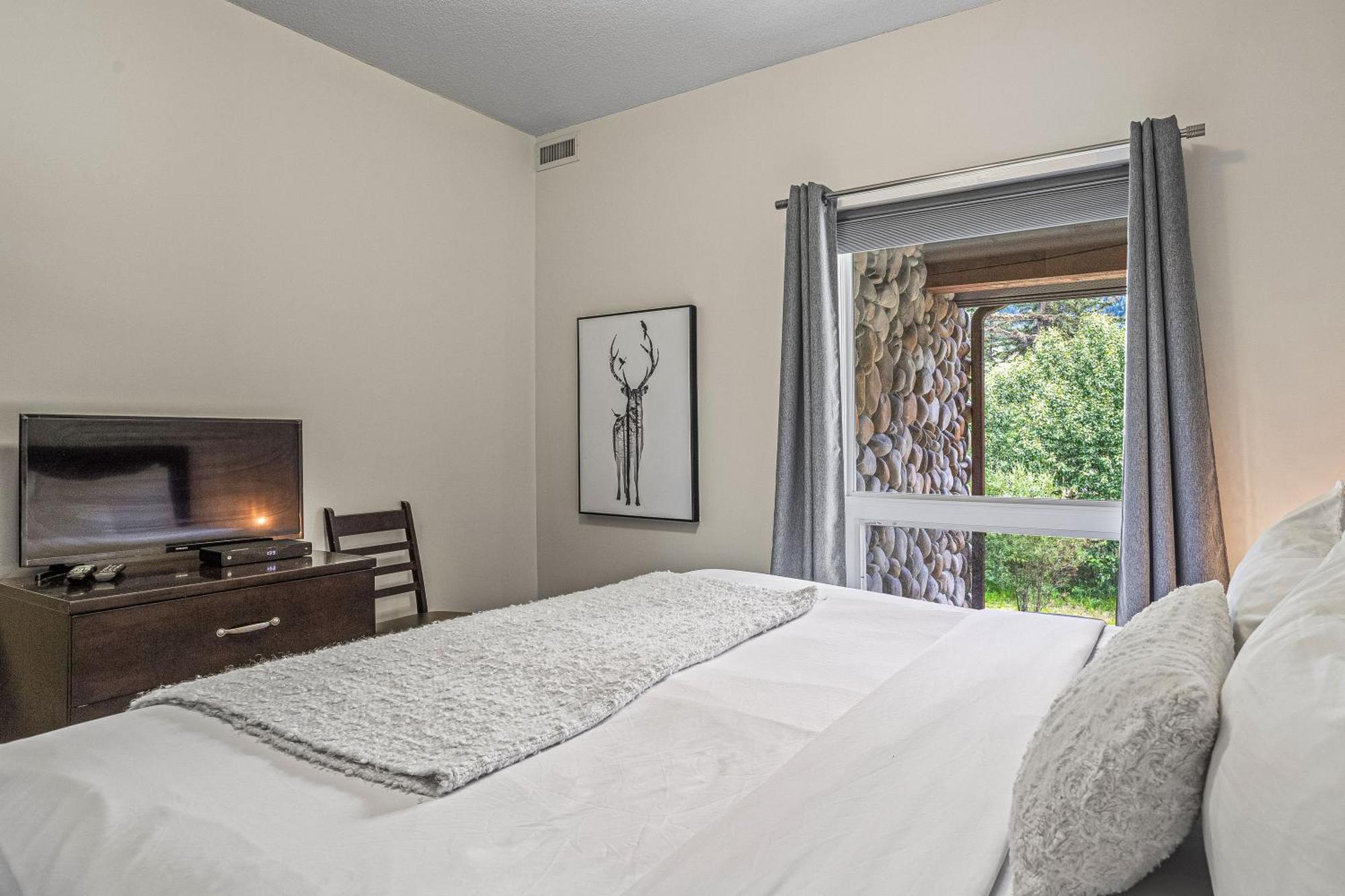 Outstanding Mountain Condo Waterslide And Hot Tub Managed By Little Sister Getaways Canmore Kültér fotó