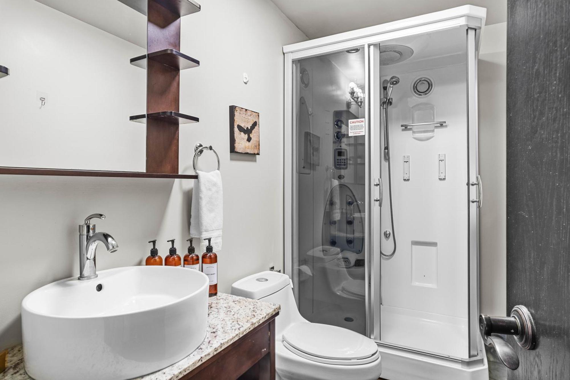 Outstanding Mountain Condo Waterslide And Hot Tub Managed By Little Sister Getaways Canmore Kültér fotó