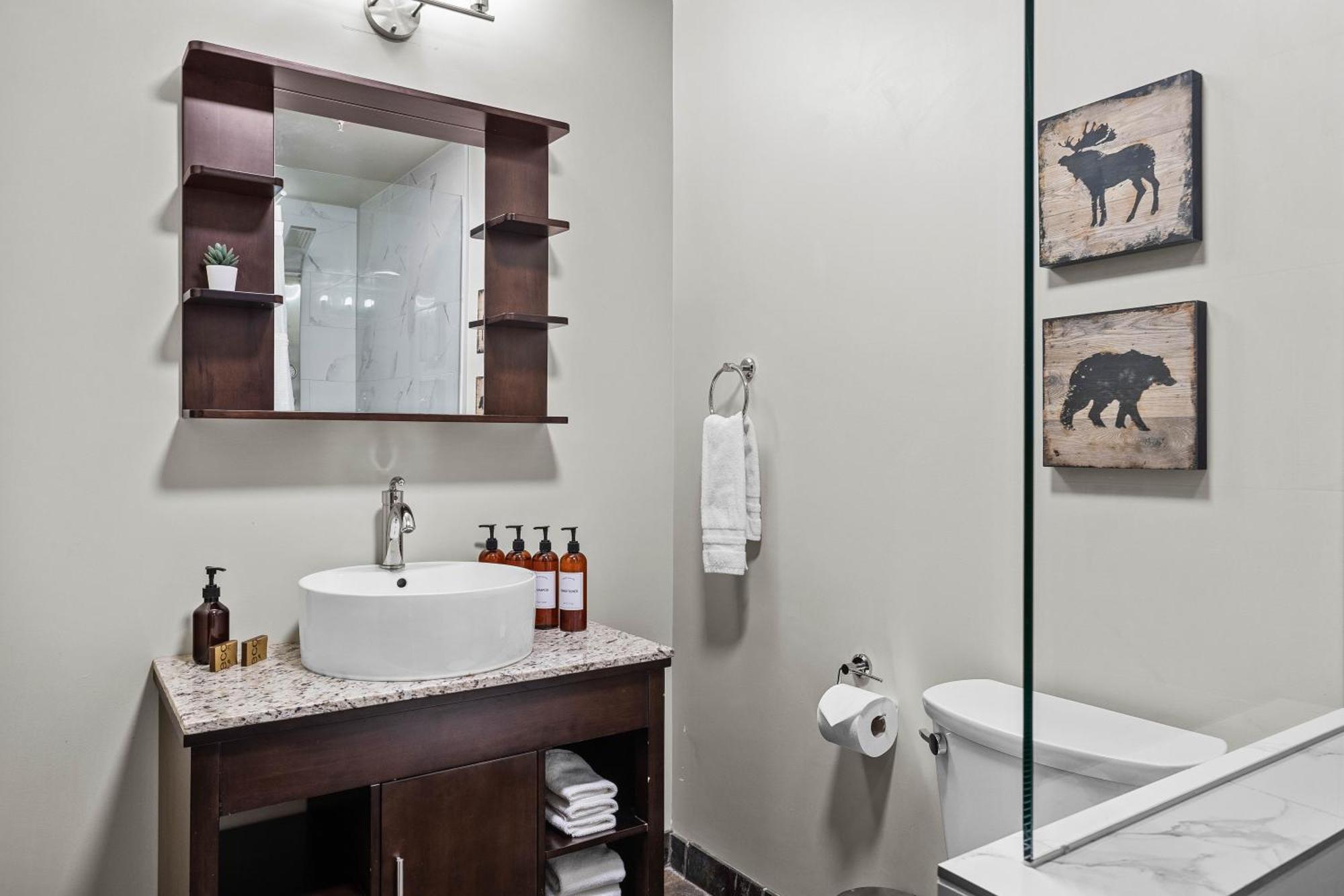 Outstanding Mountain Condo Waterslide And Hot Tub Managed By Little Sister Getaways Canmore Kültér fotó